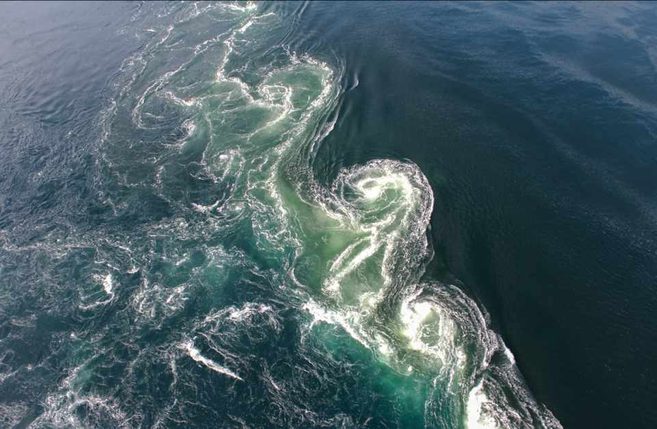 Сальстраумен (Saltstraumen), Норвегия. Водоворот Сальстраумен. Норвегия водоворот Сальтстраумен. Течение Гольфстрим Норвегия.